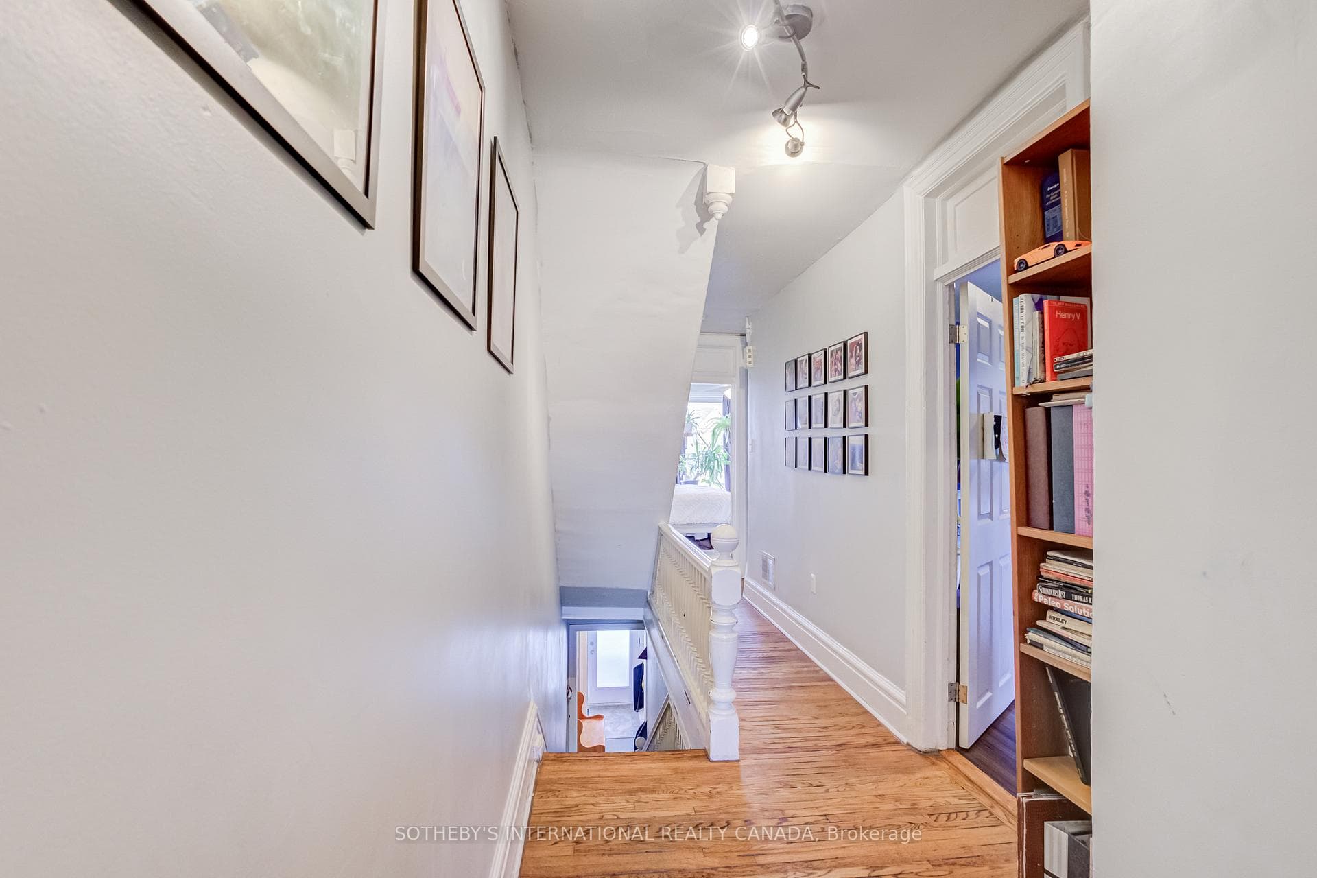 1213 College Street photo 13