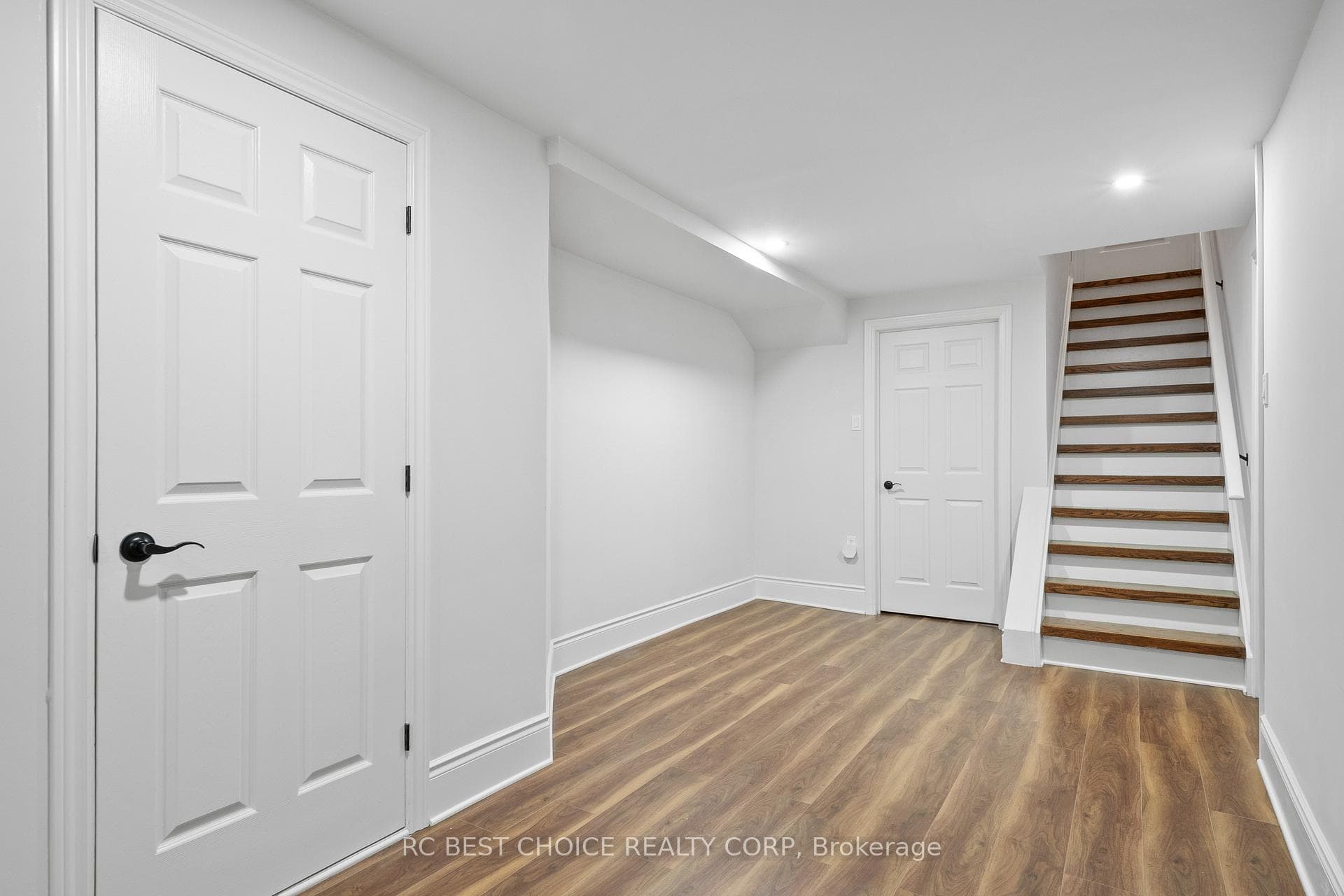 1577 Gloucester Road photo 33