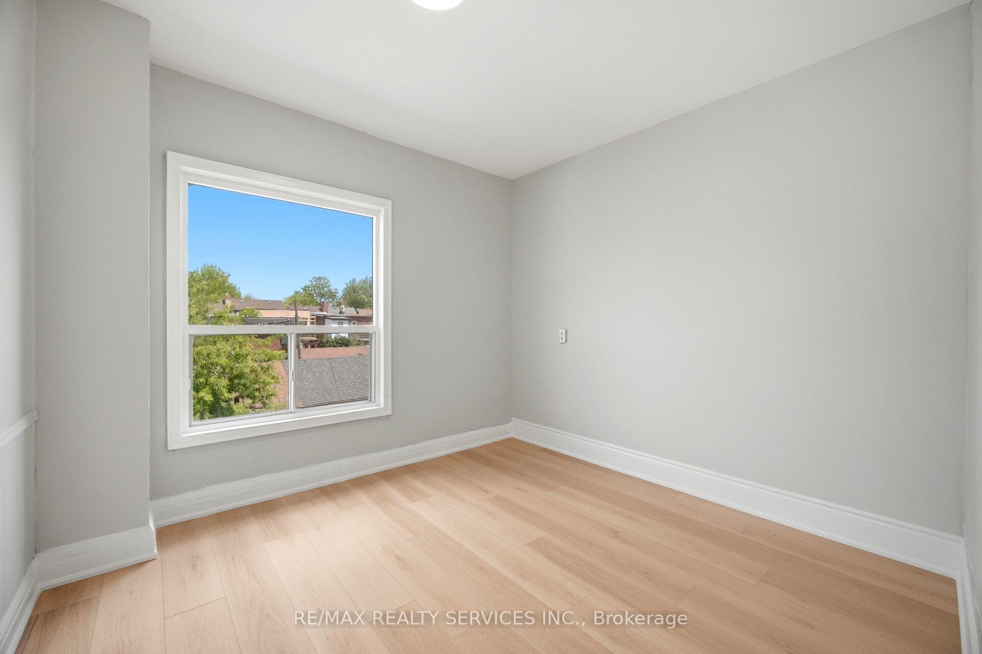 1147 Dufferin Street photo 24