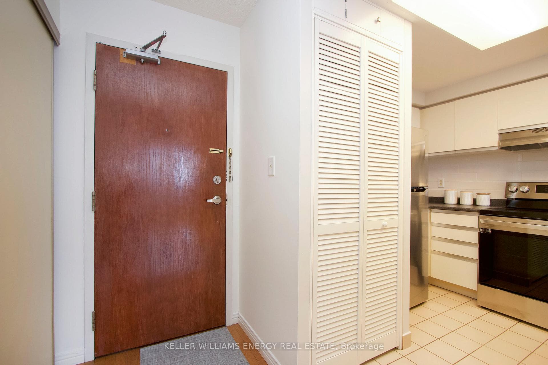 711 Rossland Road Unit 1104 photo 4