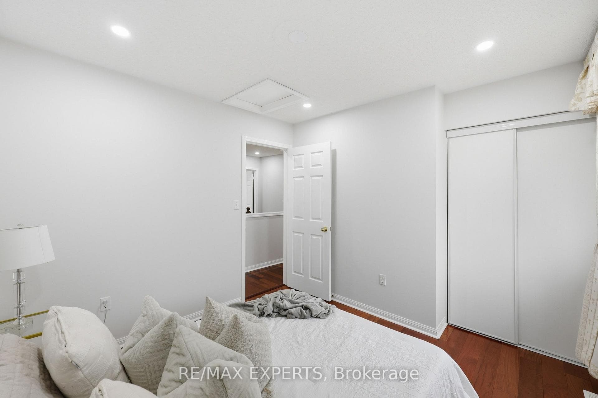 554 Caverhill Crescent photo 18