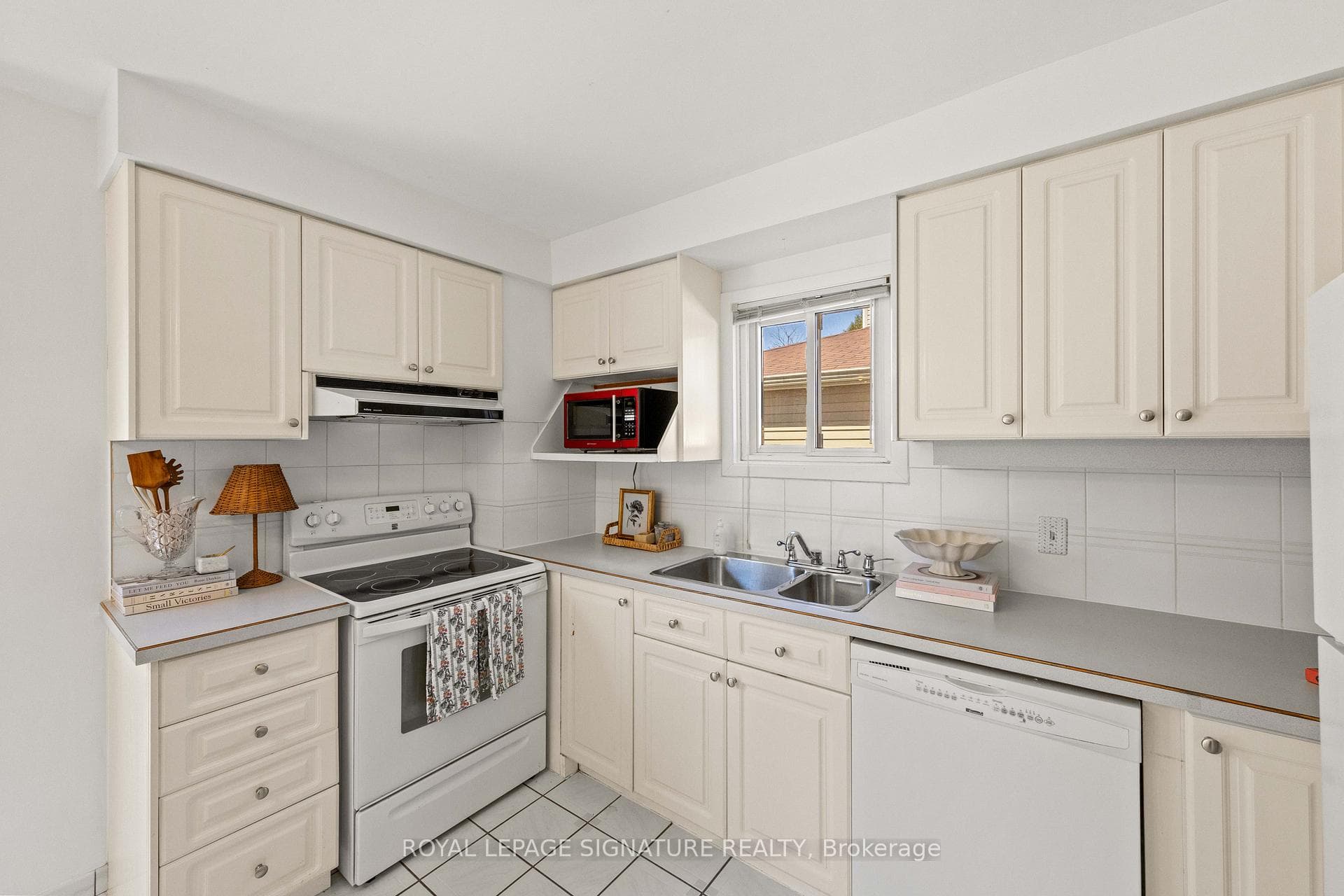 Ample cabinets
