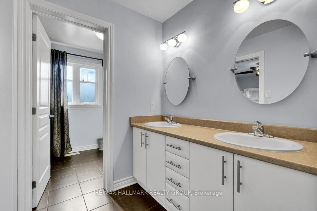 5pce en-suite perfect for in-laws or guests.