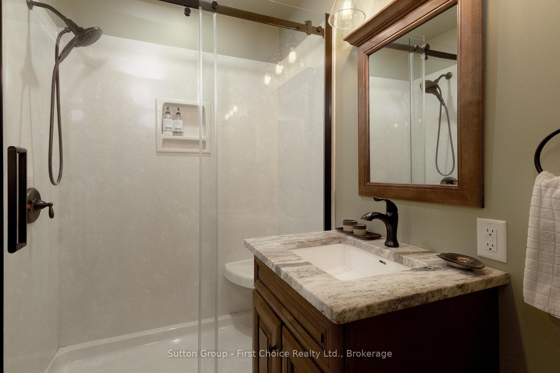 293 Wellington Street photo 25