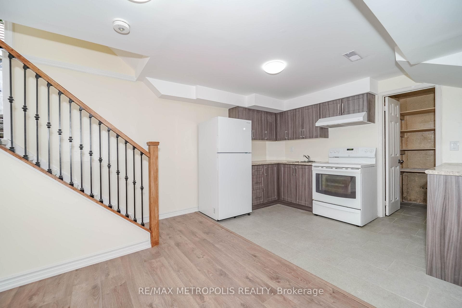 65 Stafford Crescent Unit Bsmt photo 5