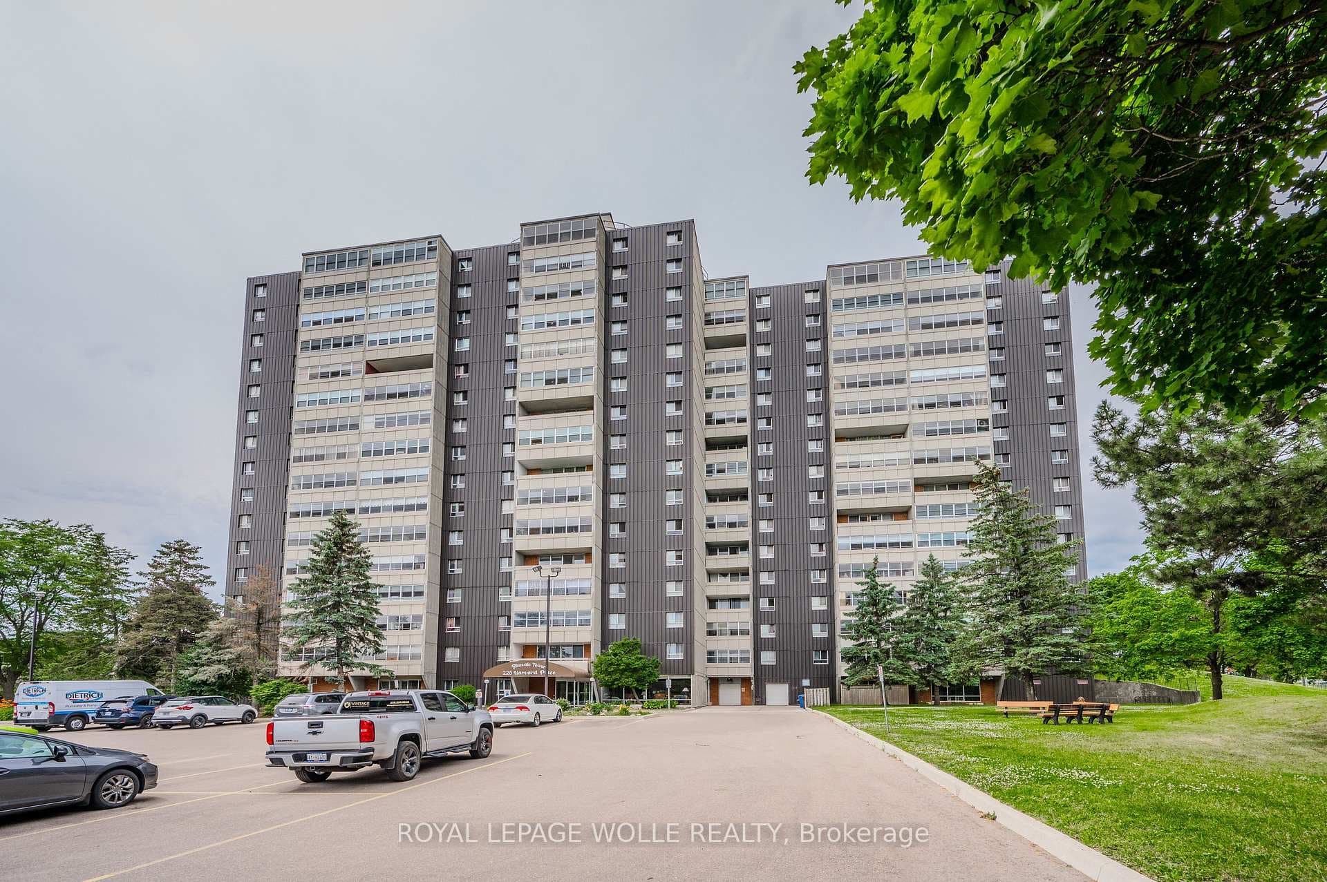 225 Harvard Place Unit 906 photo 2