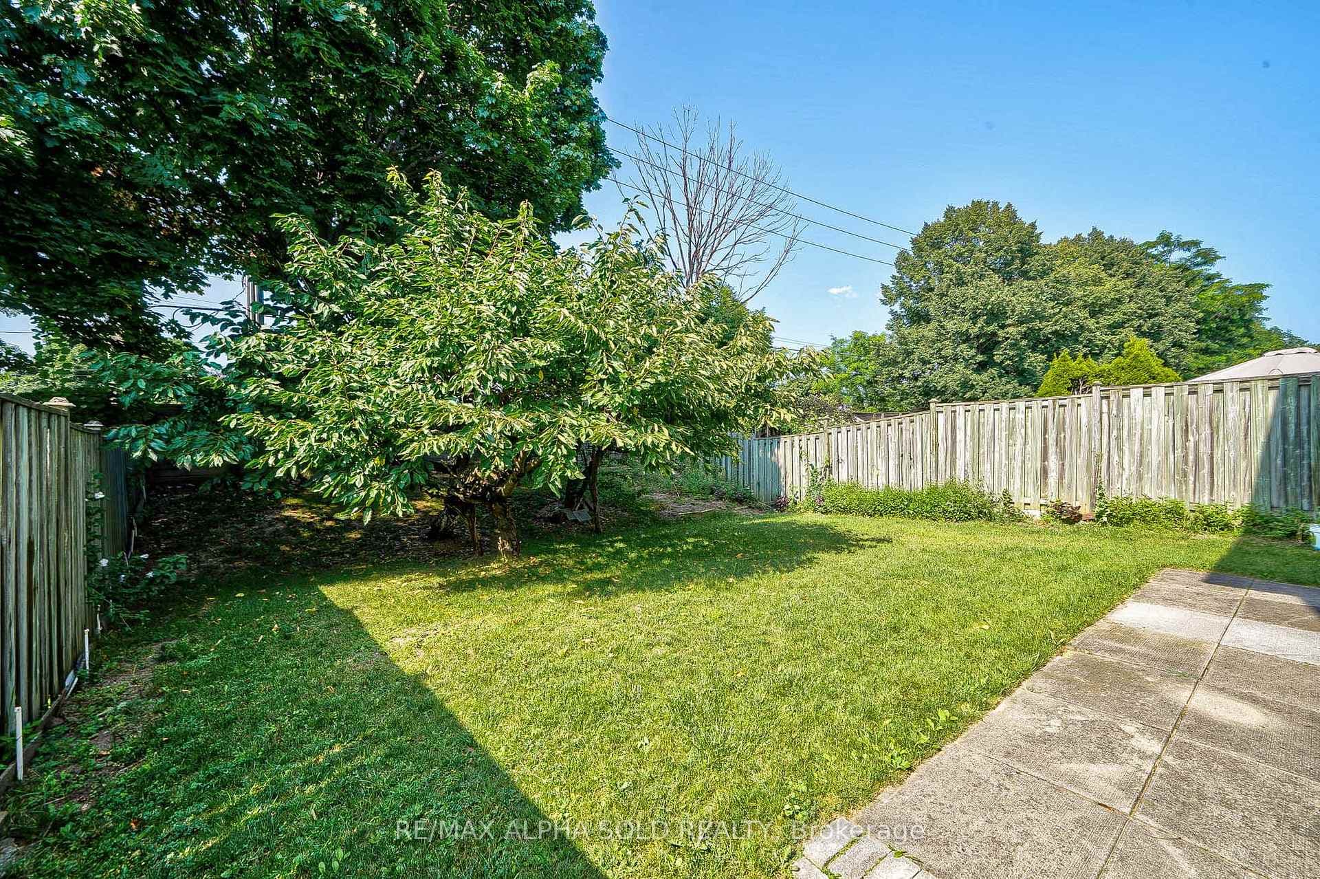 95 Roxanne Crescent photo 39