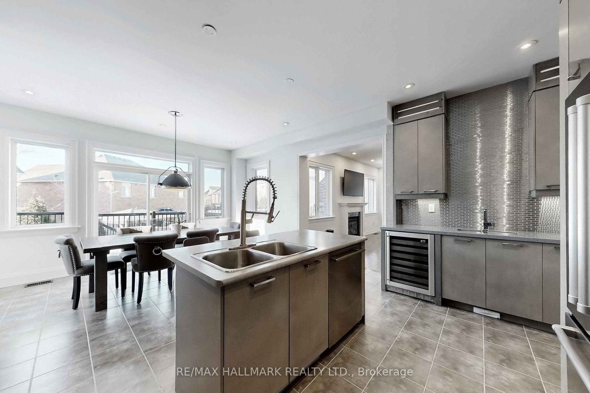 1135 Cenotaph Boulevard photo 11
