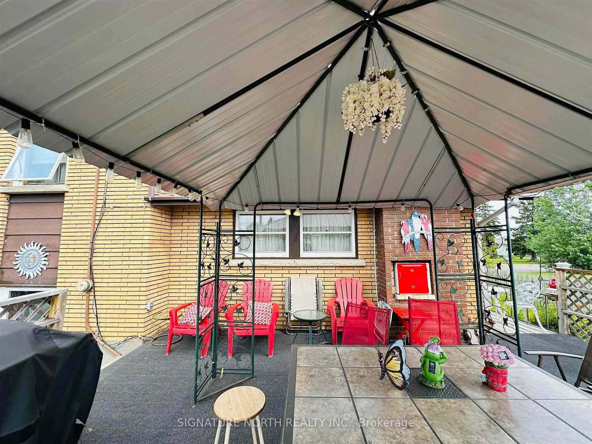 655 Dawson Street photo 25
