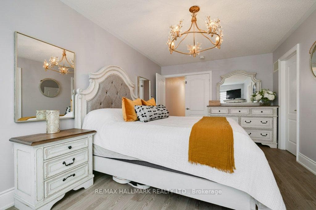 245 Cranbrook Crescent photo 18