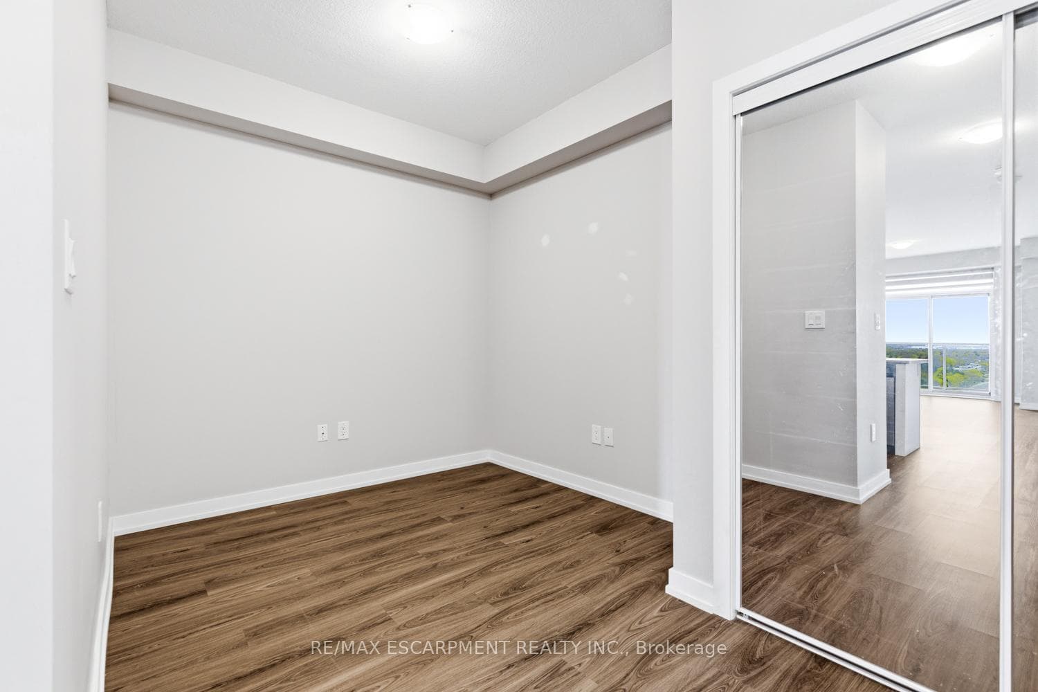 450 Dundas Street Unit 1113 photo 4
