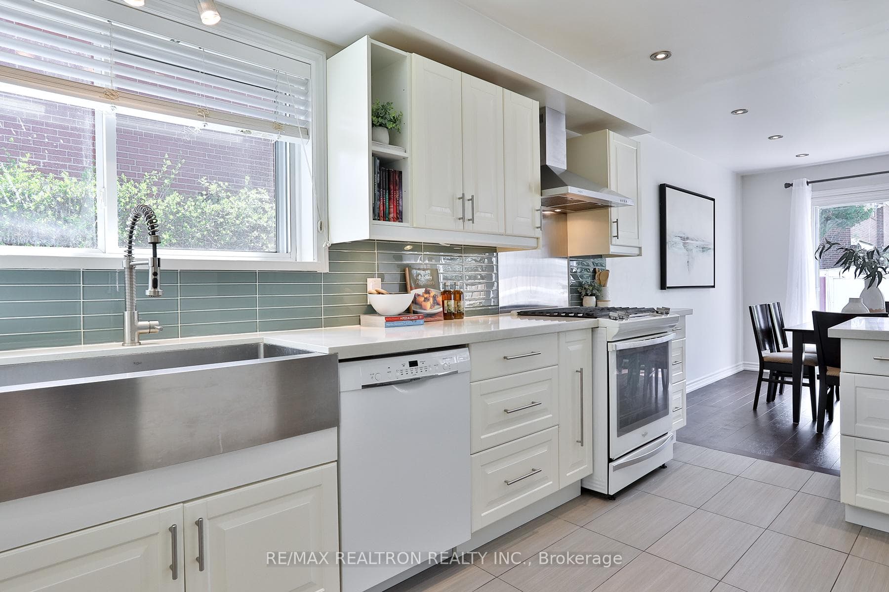 Pretty glass tile backsplash