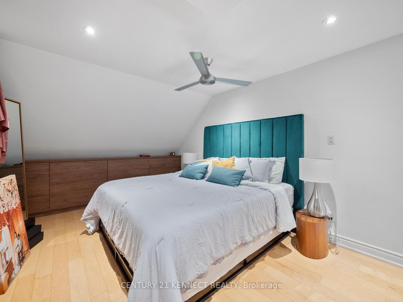 570 Wellington Street Unit 13A photo 32