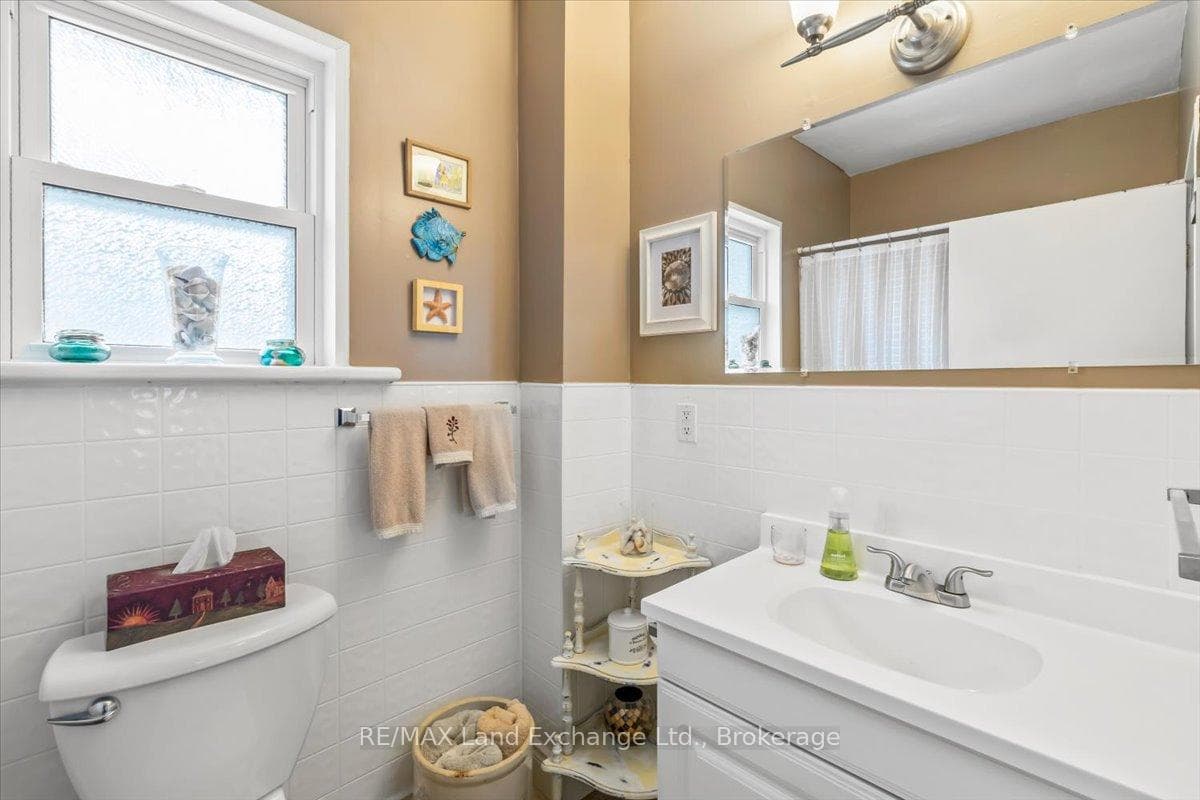 Main level 4 piece bathroom