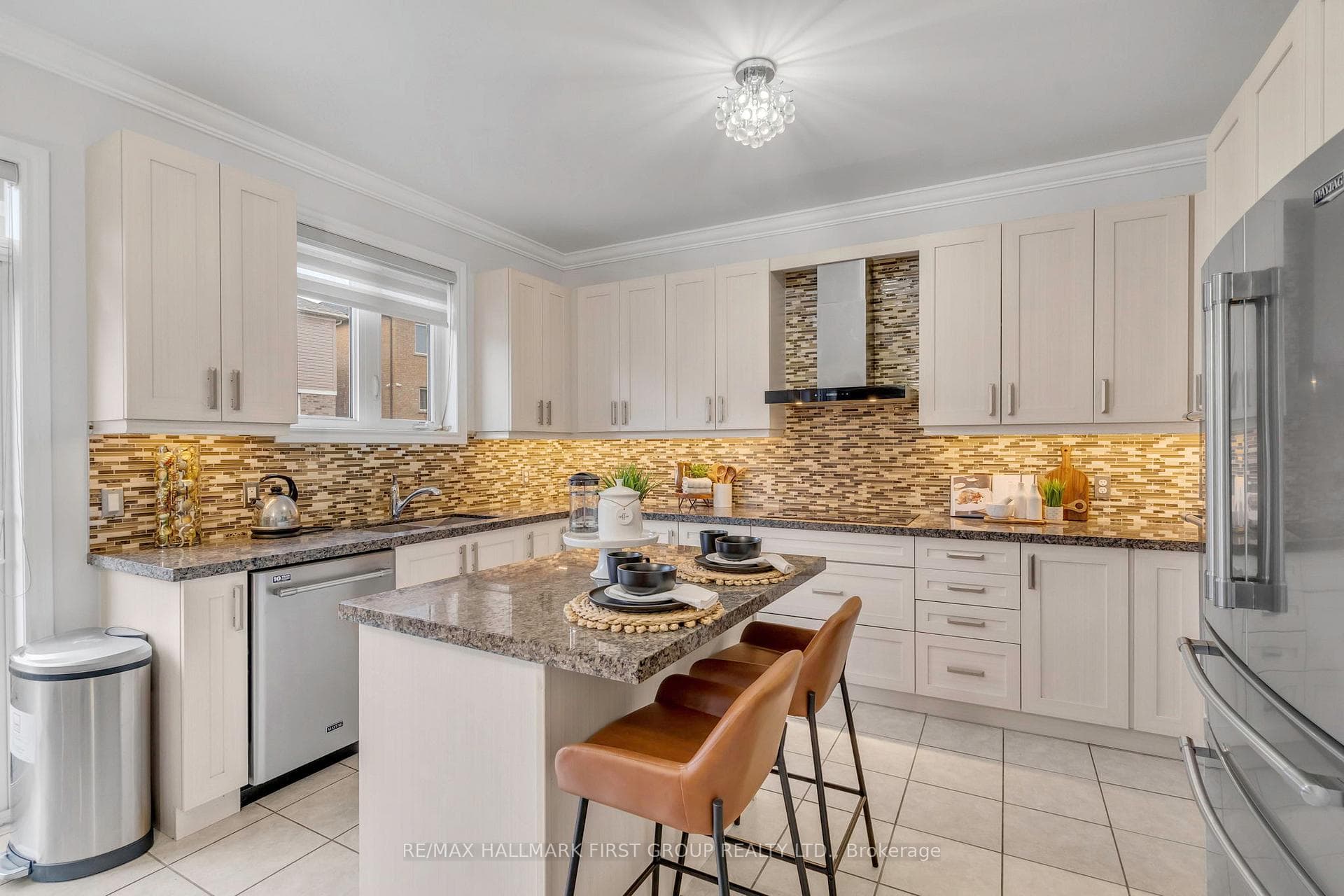 2368 Dobbinton Street photo 9