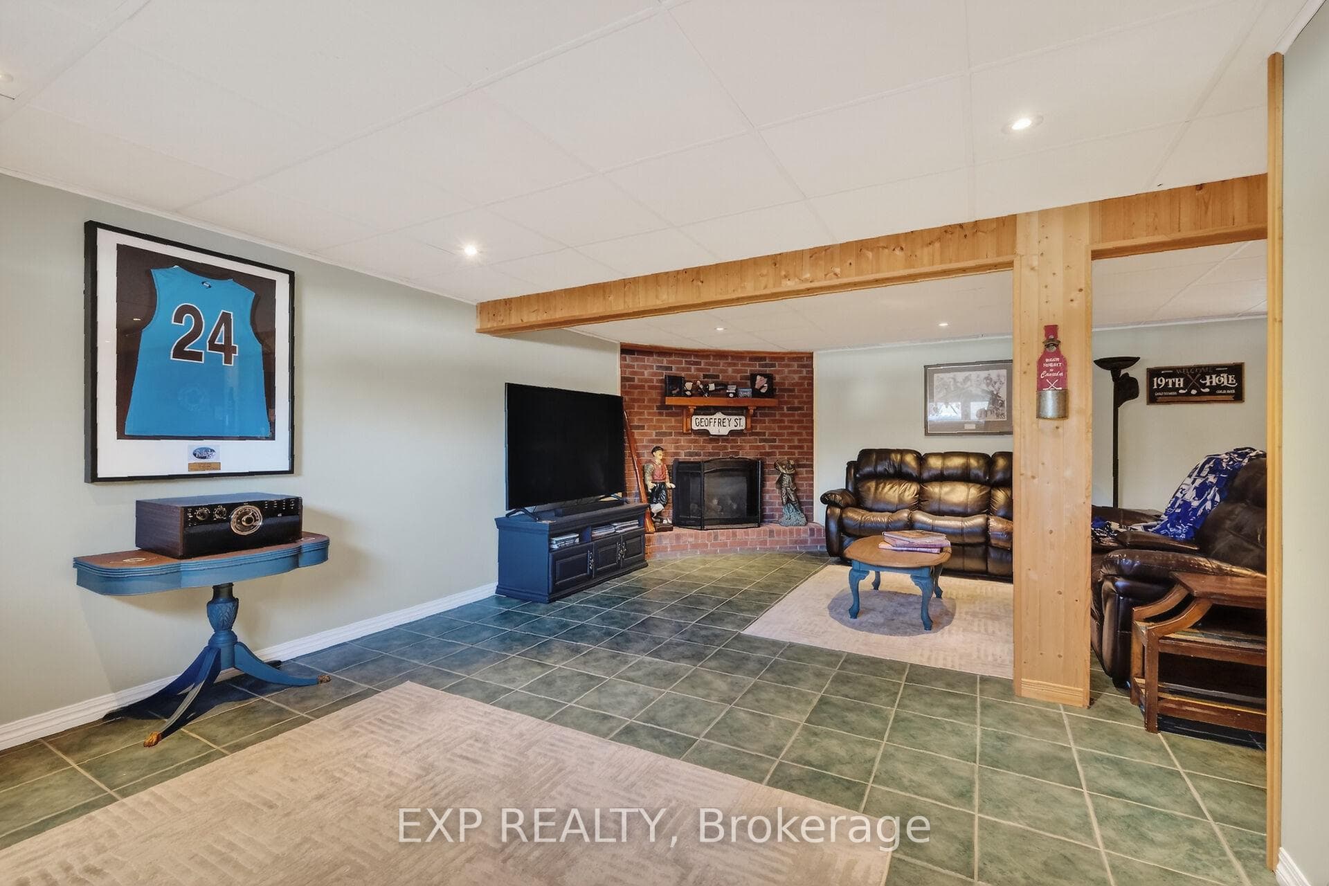 203 Stanley Crescent photo 31