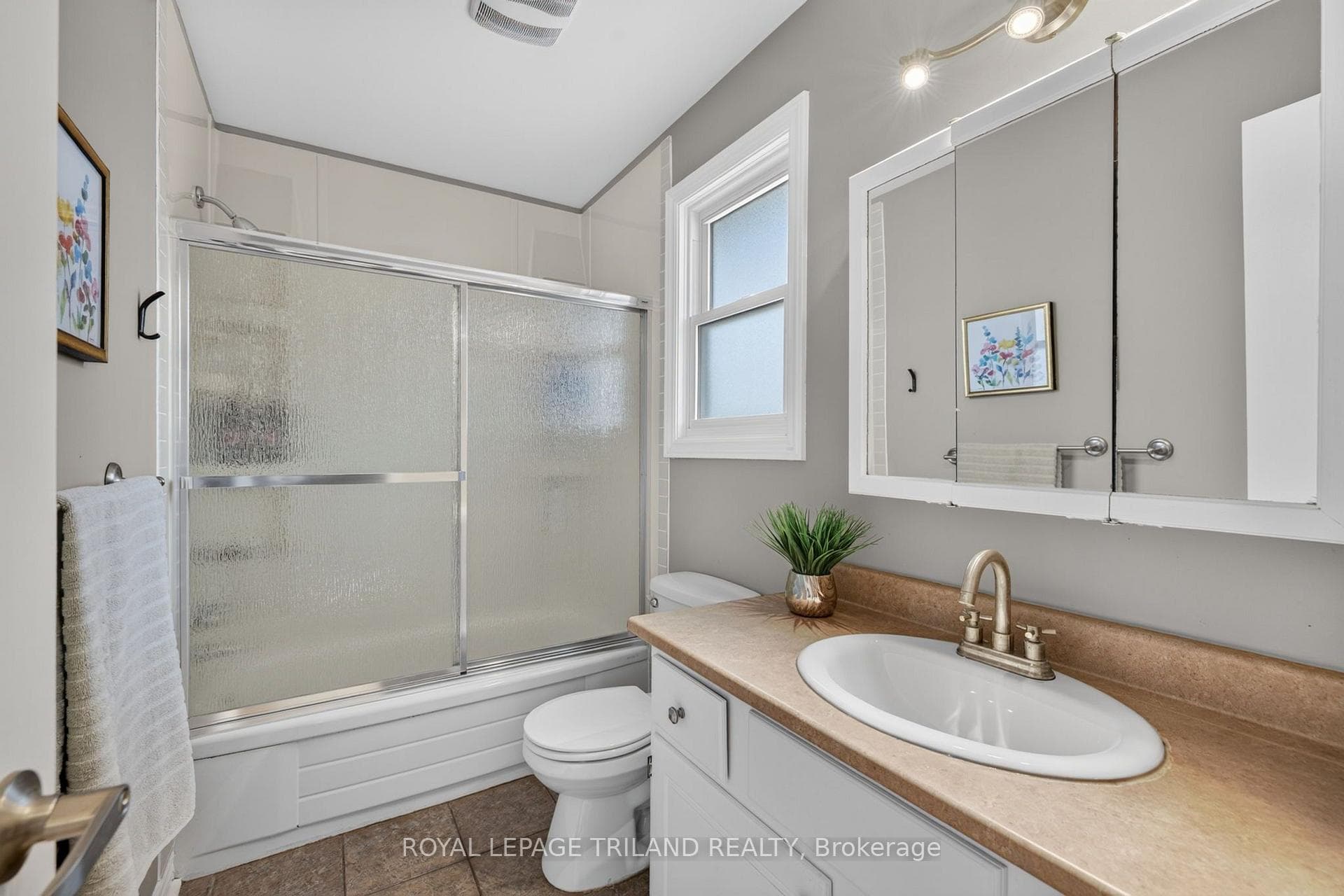 1077 MAHOGANY Crescent photo 28