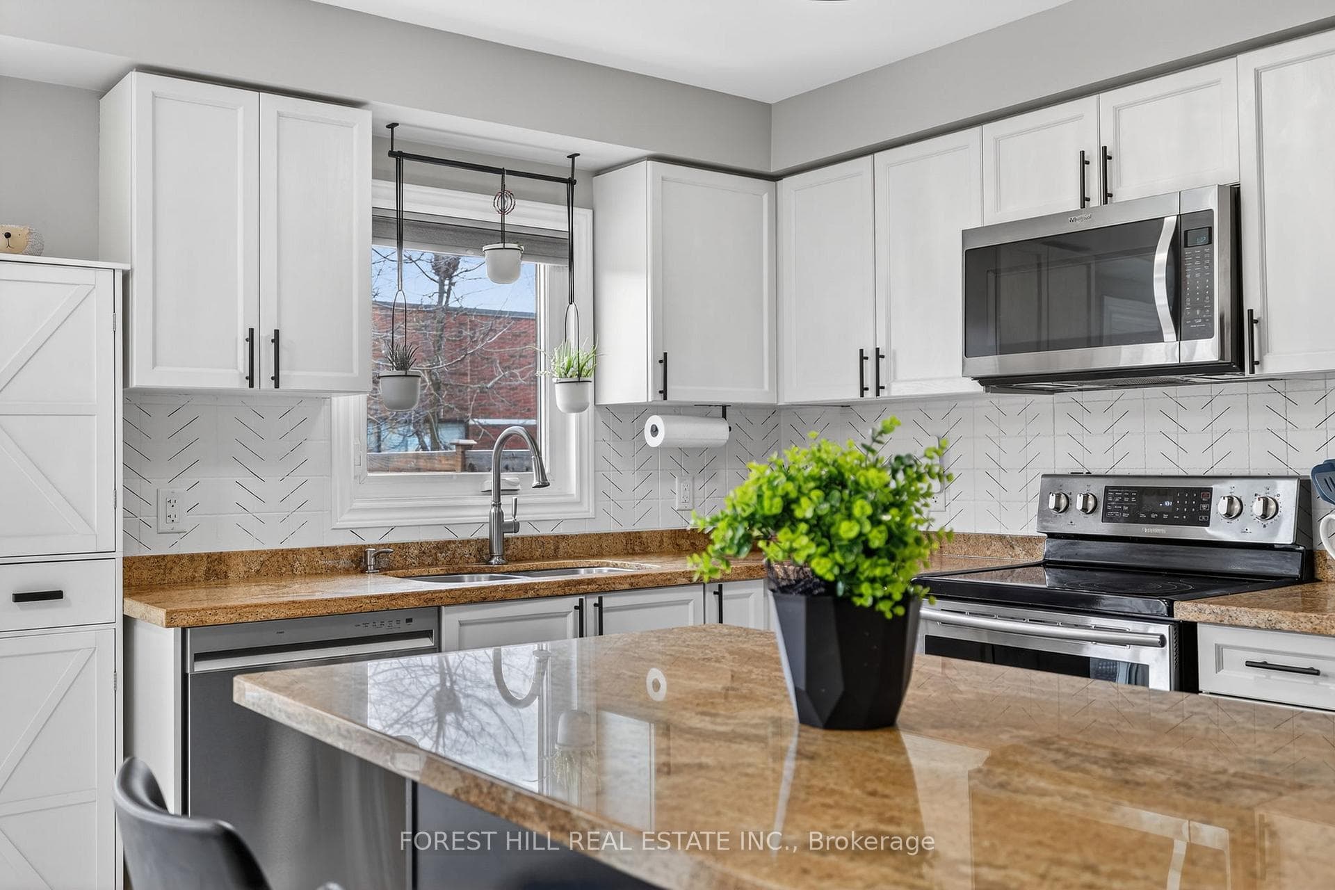 102 Majesty Boulevard photo 11