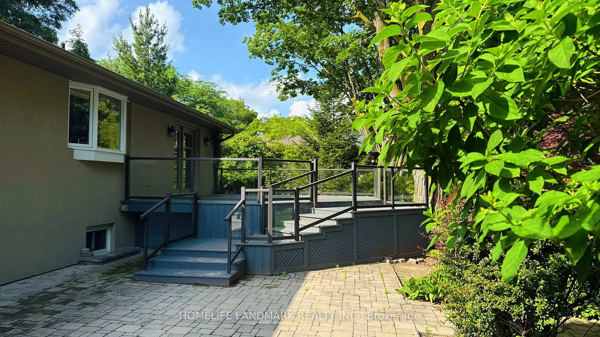 2062 GLENFOREST Crescent photo 20
