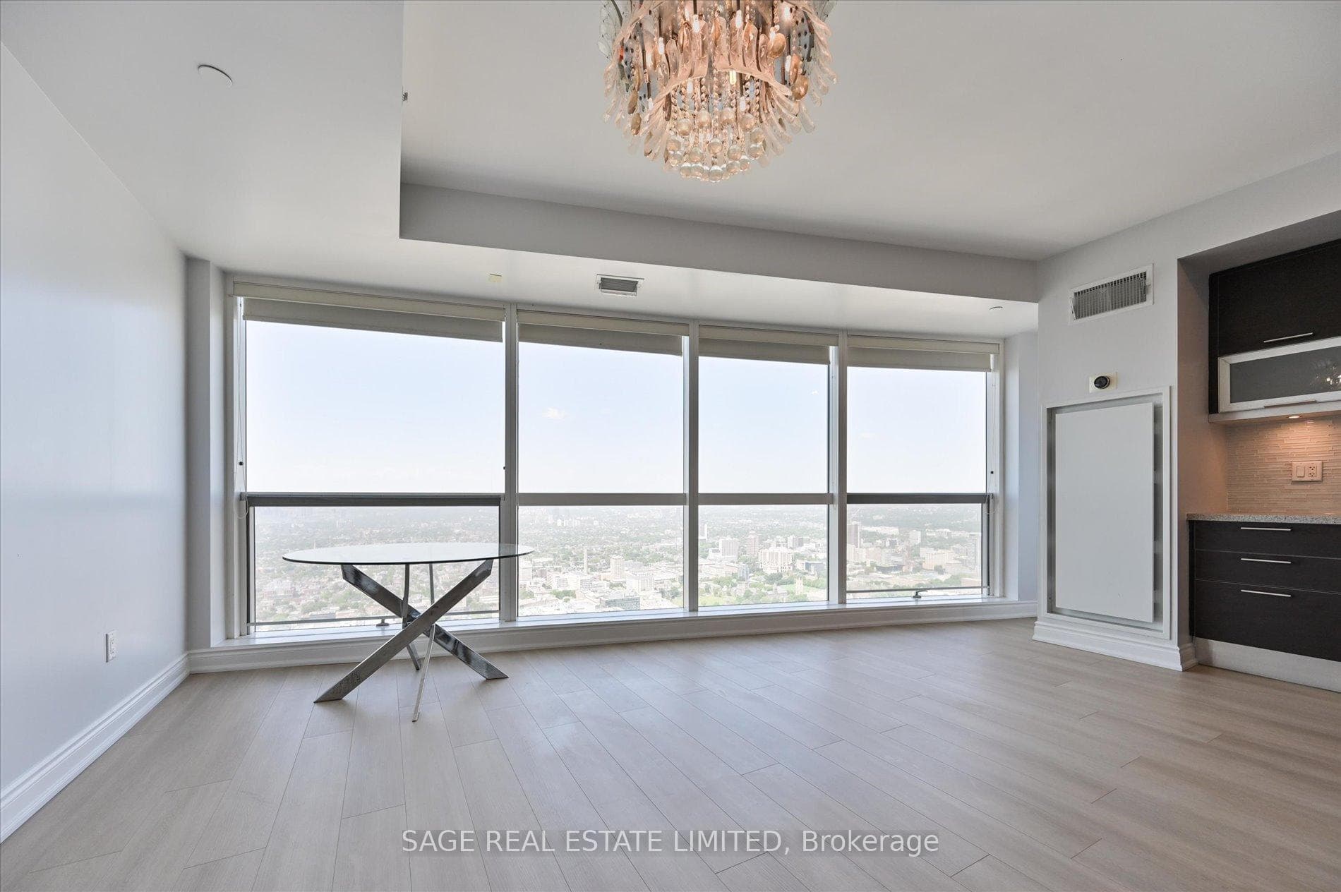 388 Yonge Street Unit 6814 photo 7