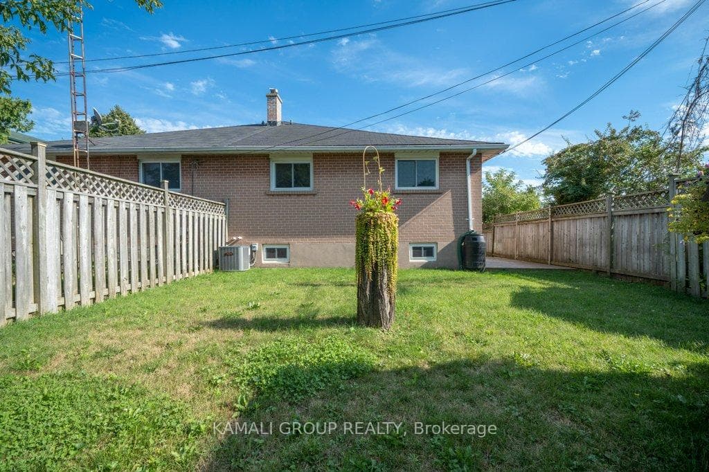 685 Perry Crescent photo 30