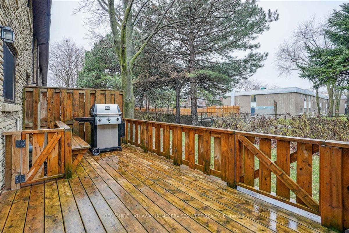 544 FORESTWOOD Crescent photo 24