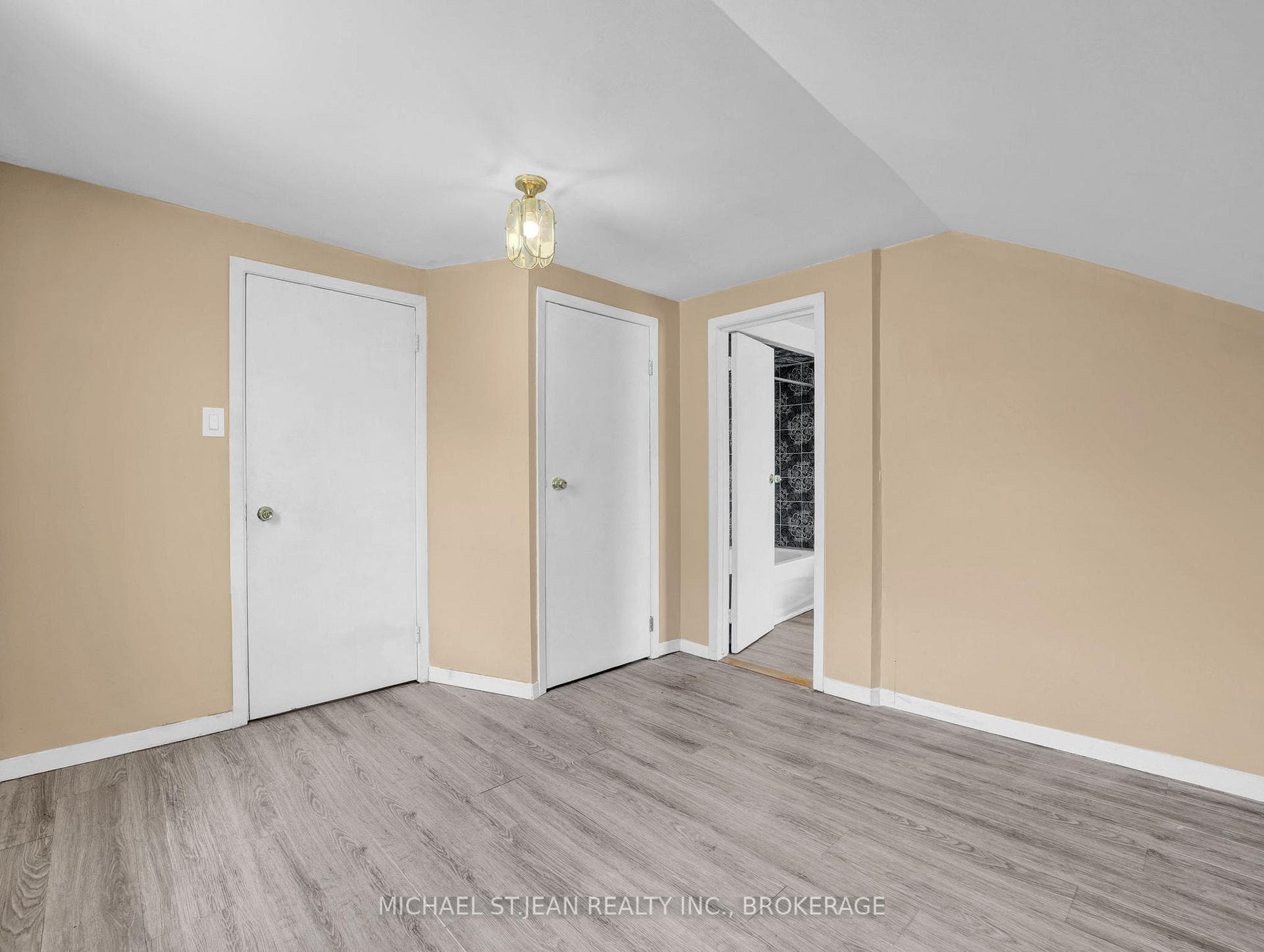 110 Emerald Street photo 33