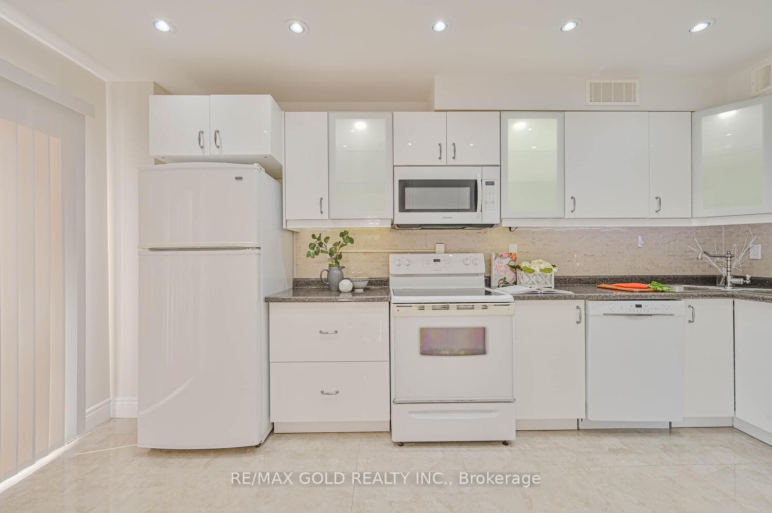 98 Bighorn Crescent photo 12
