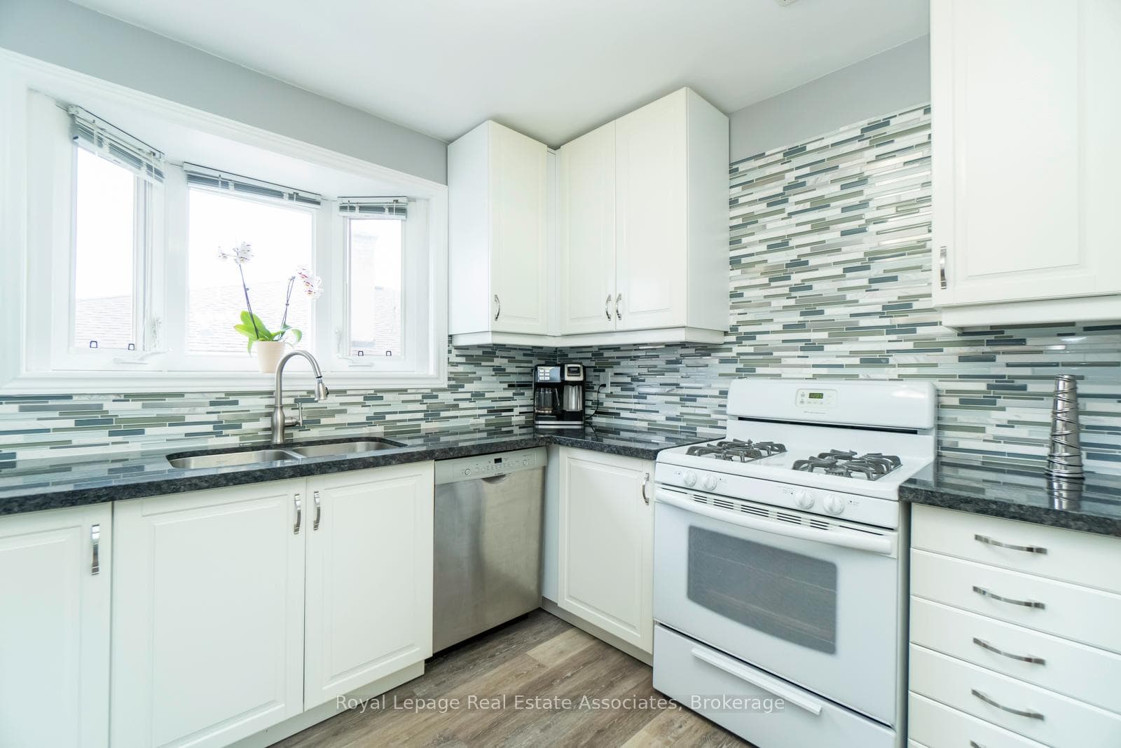 1492 Sandgate Crescent Unit Upper photo 5