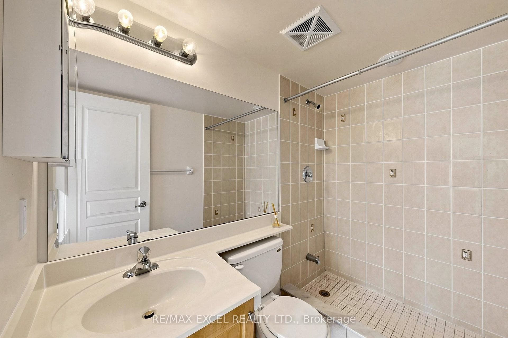 350 Red Maple Road Unit 508 photo 21
