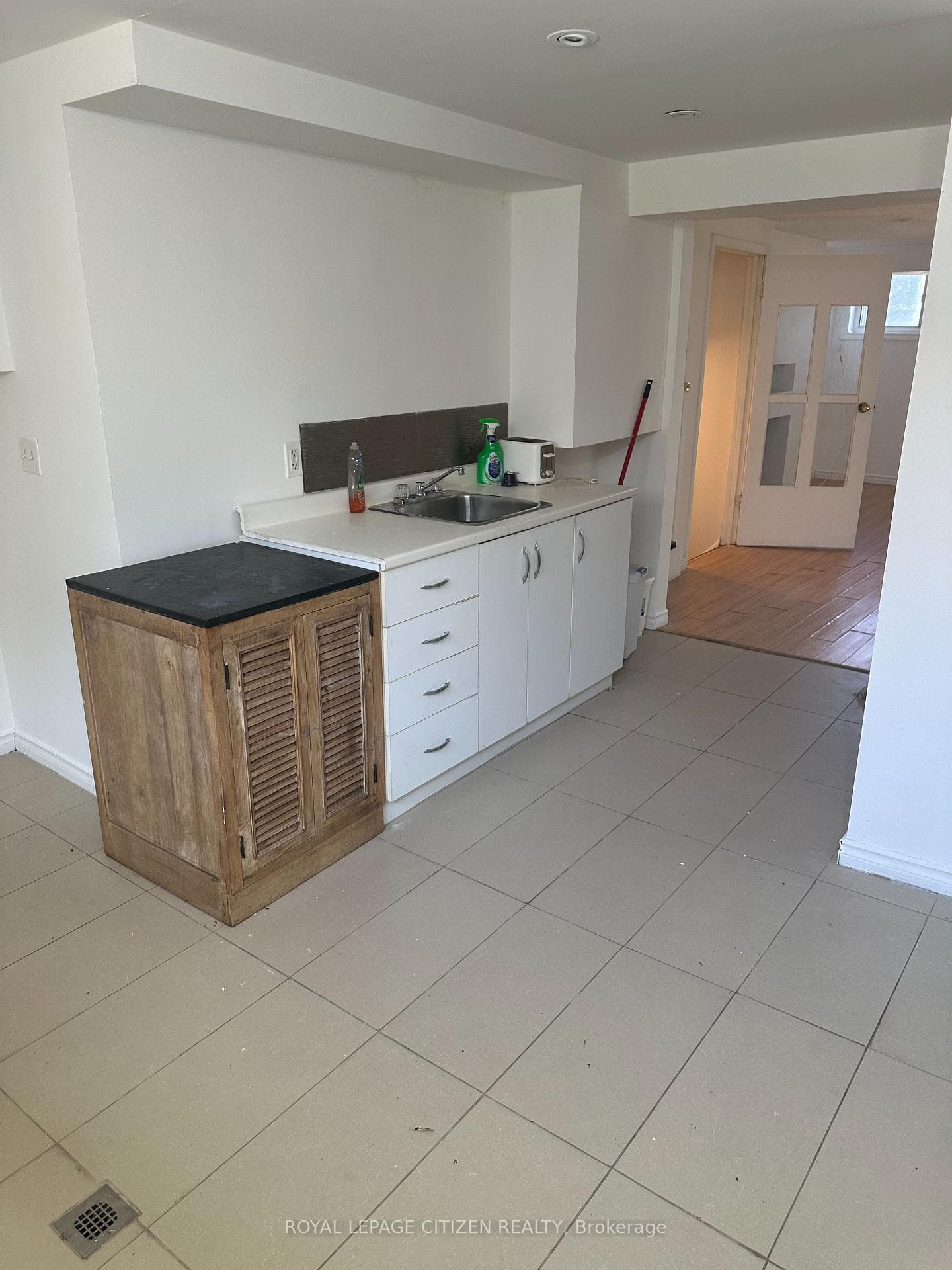 24 Taylor Road Unit Lower photo 8