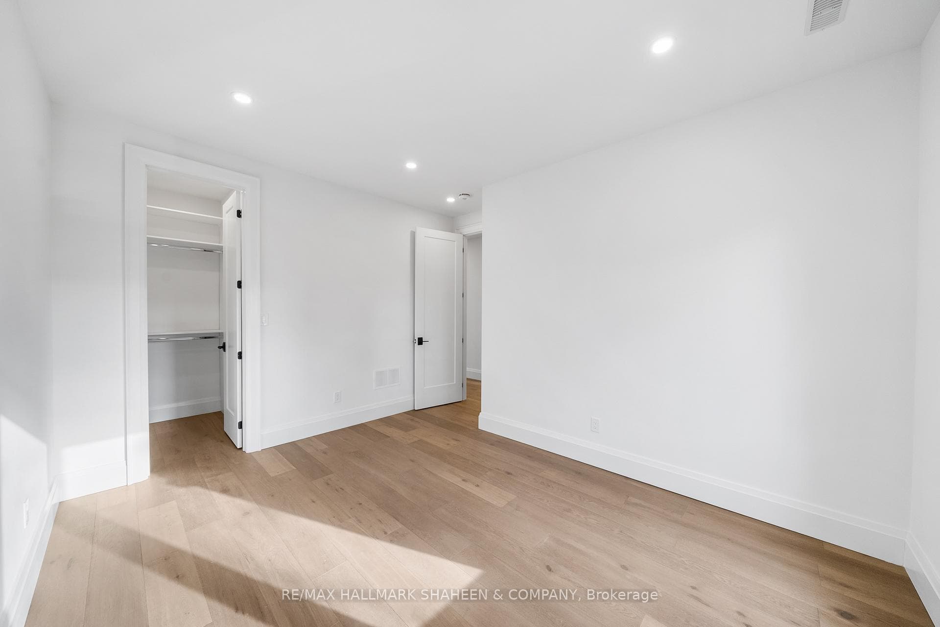 66 Parkhurst Boulevard photo 39