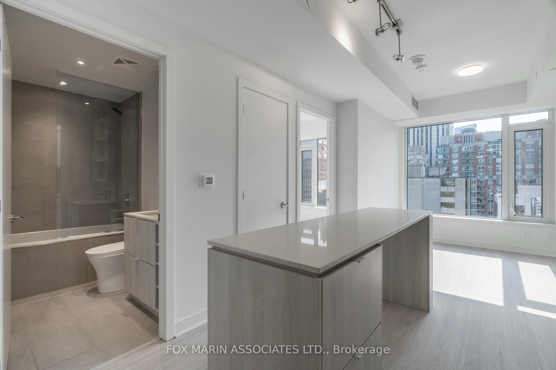 11 Yorkville Avenue Unit 816 photo 17