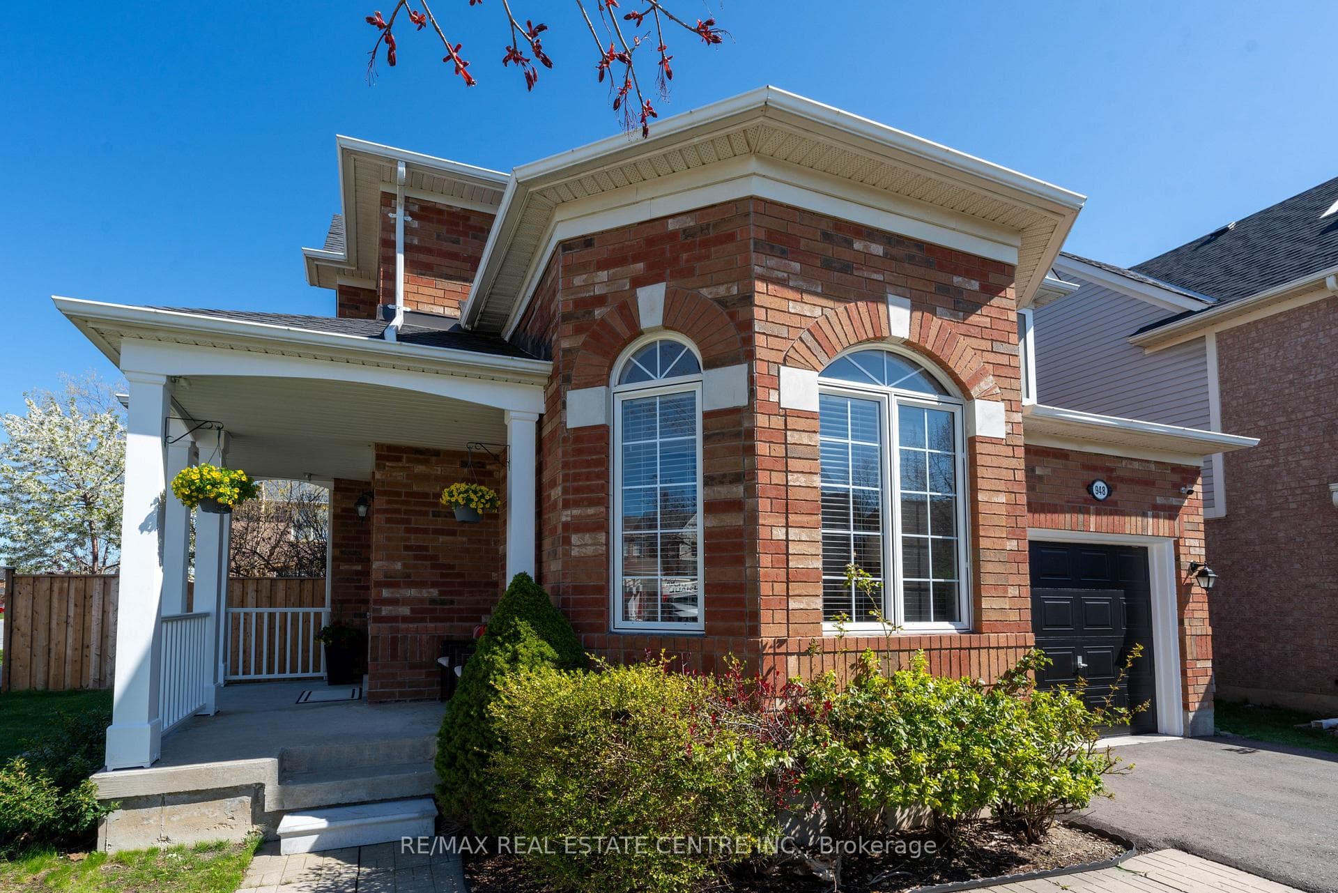 948 Hollinrake Crescent photo 4