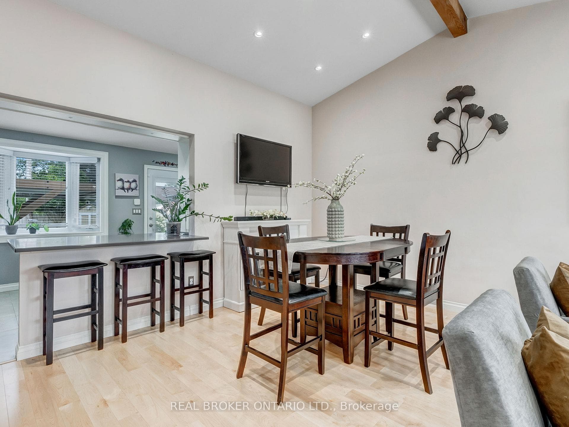 4033 Montcalm Crescent photo 11