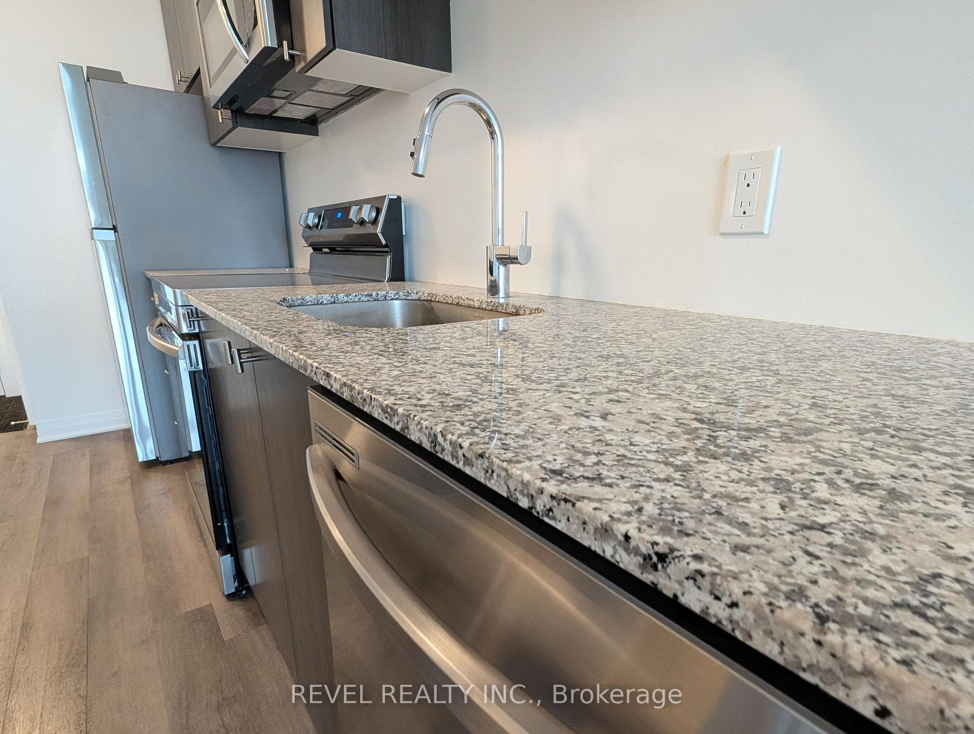460 Gordon Krantz Avenue Unit 520 photo 8
