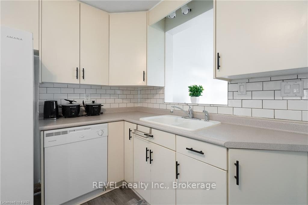 295 WALLACE Avenue photo 11