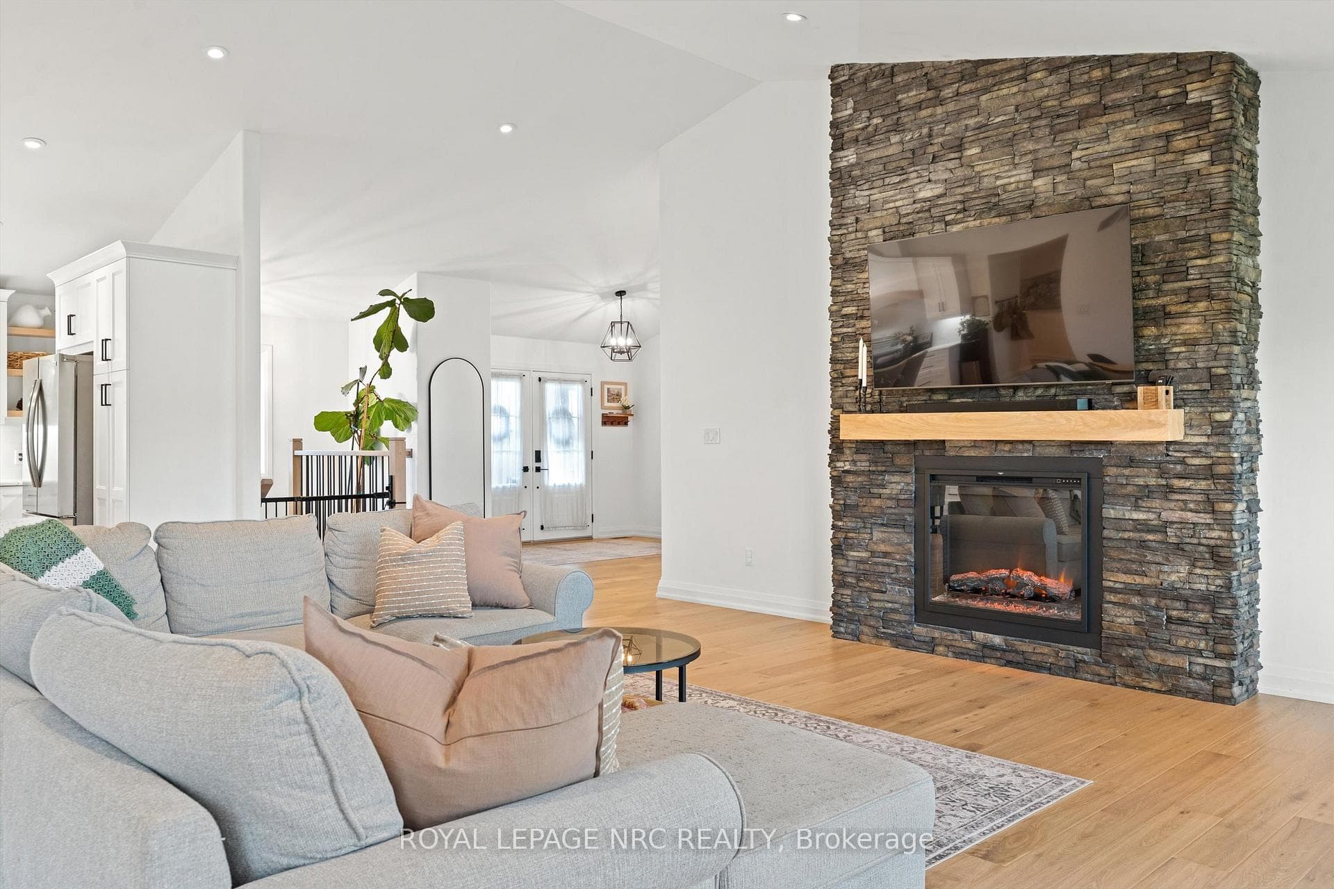 557 Burleigh Road photo 10