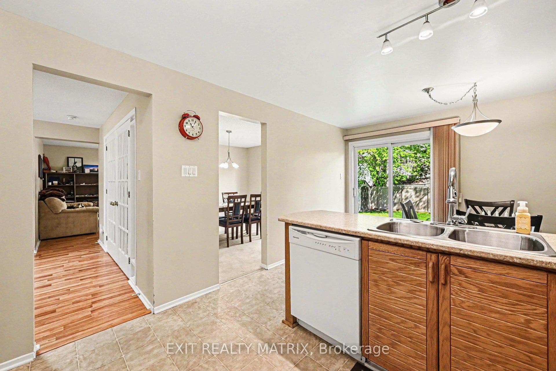 5968 Meadowglen Drive photo 10