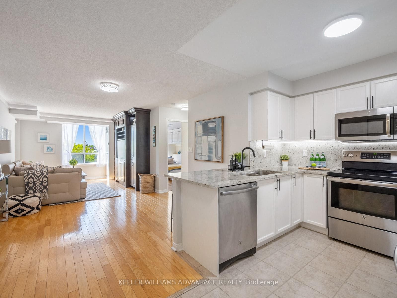 1733 Queen Street Unit 424 photo 4