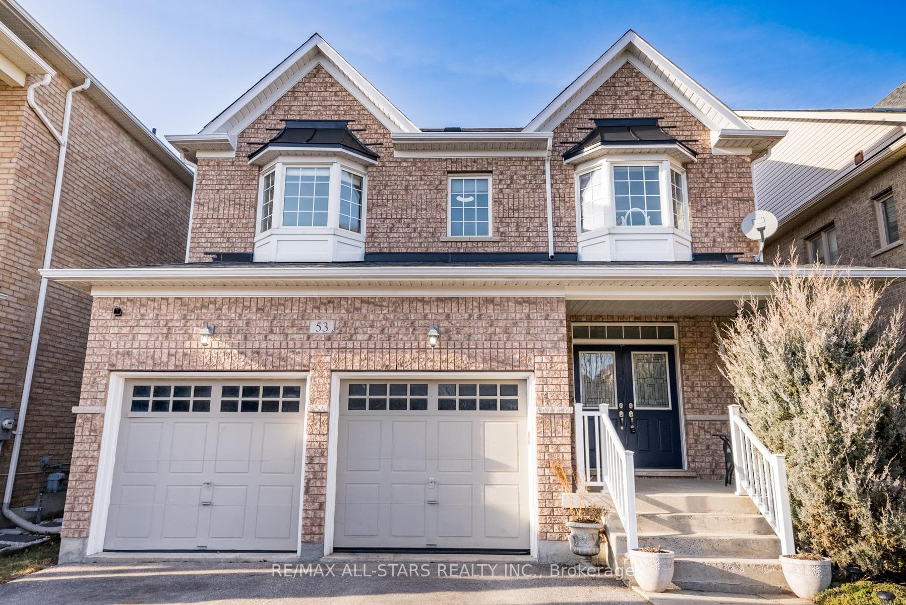 53 Maplebank Crescent photo 2