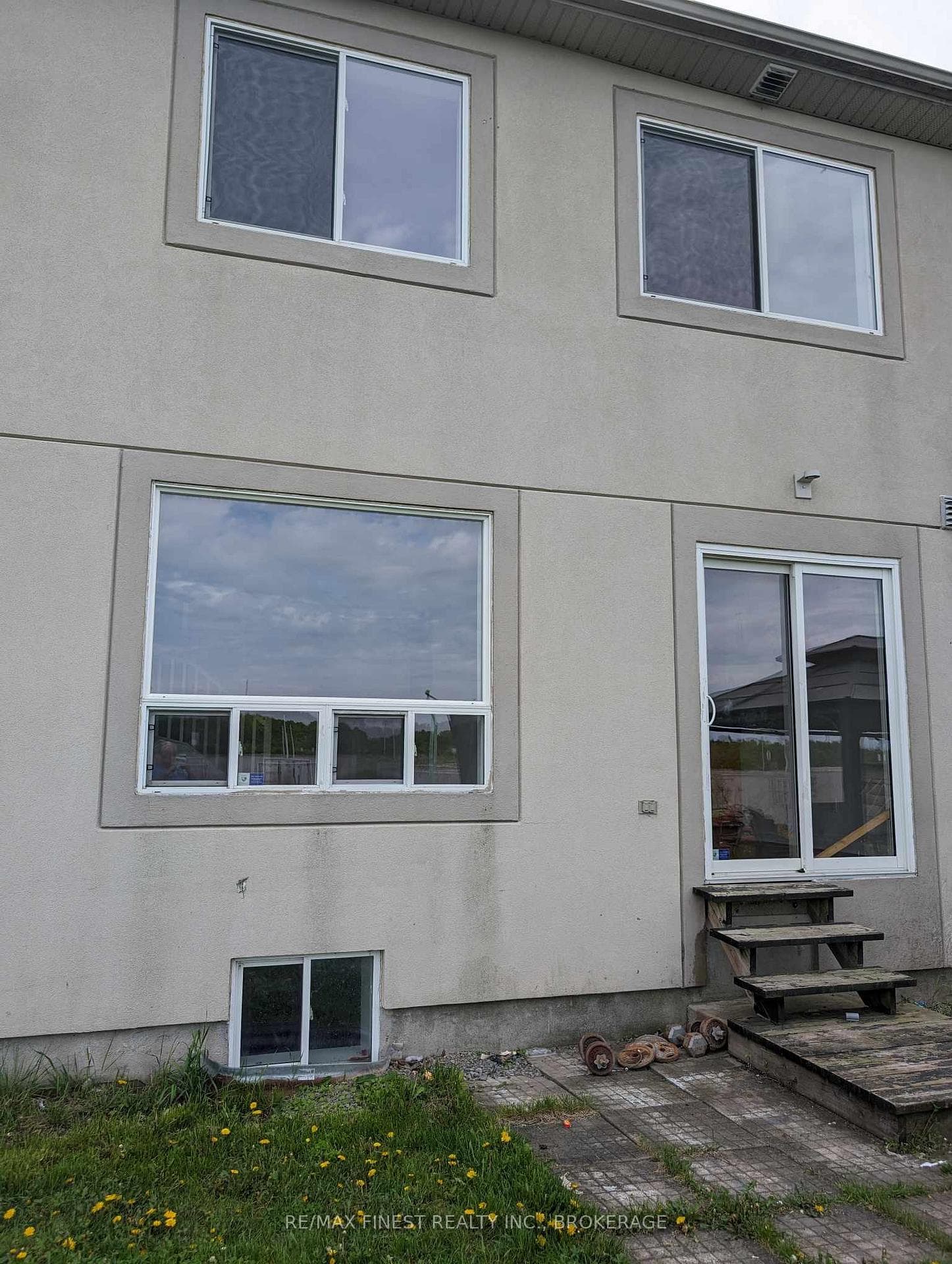 275 CONACHER Drive photo 2