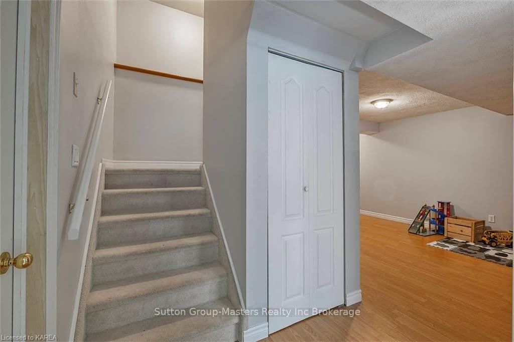 386 COOKE Crescent photo 27
