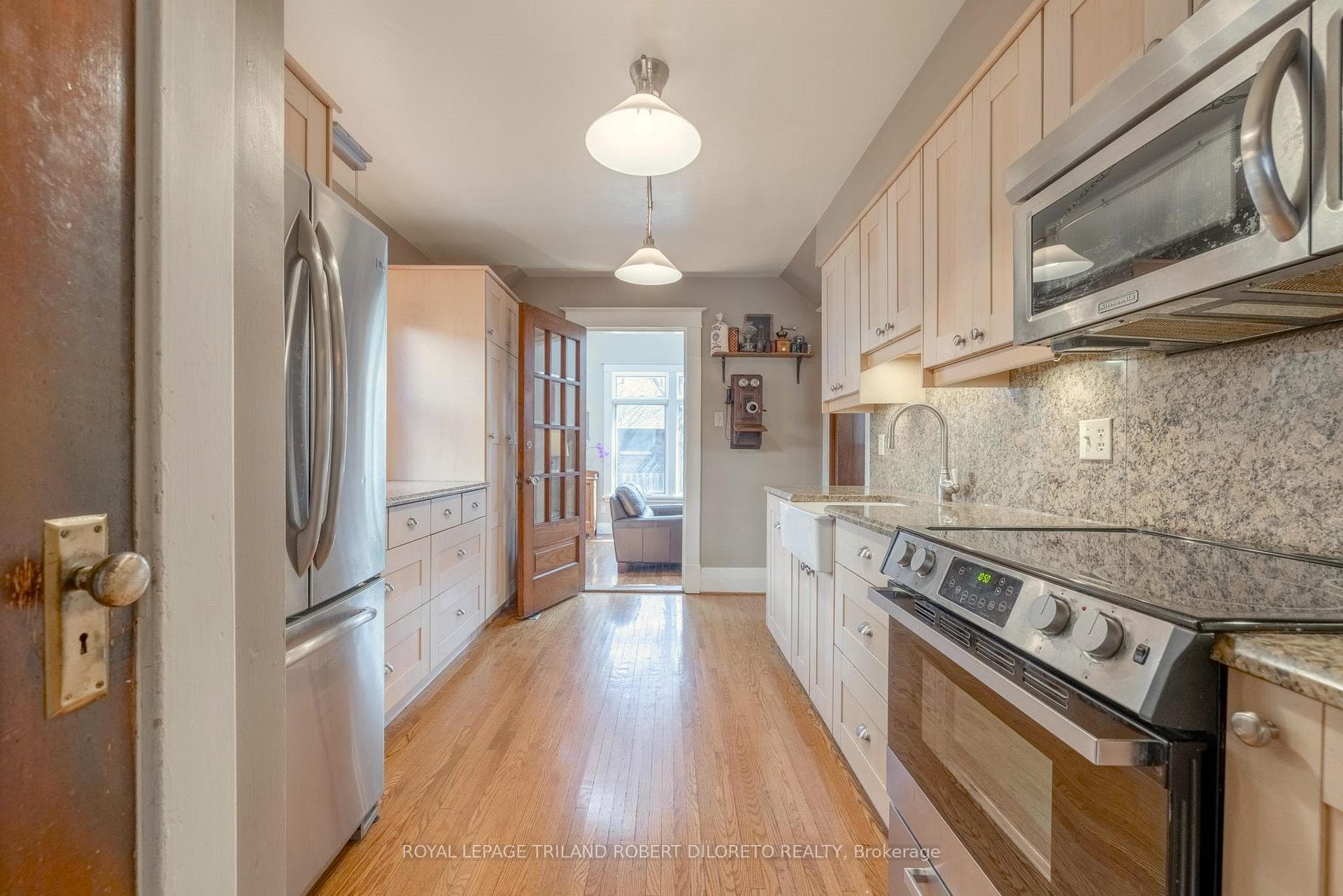 439 Victoria Street photo 17