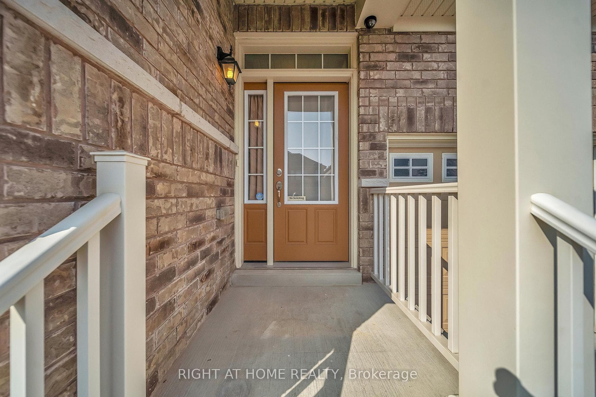 16 Sewell Crescent photo 3