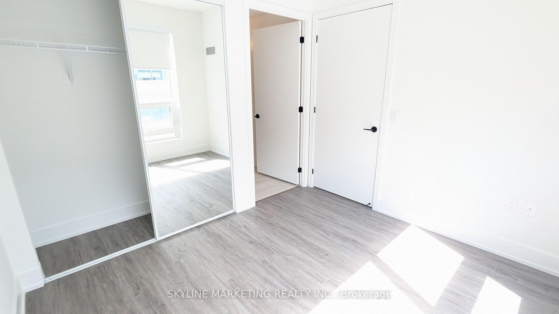 2450 Old Bronte Road Unit 715 photo 4