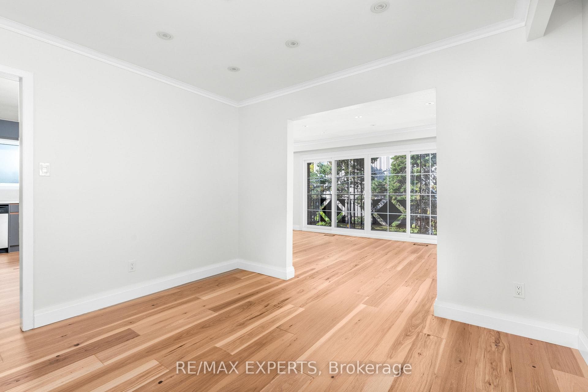 271 HARVIE Avenue Unit 3 photo 19