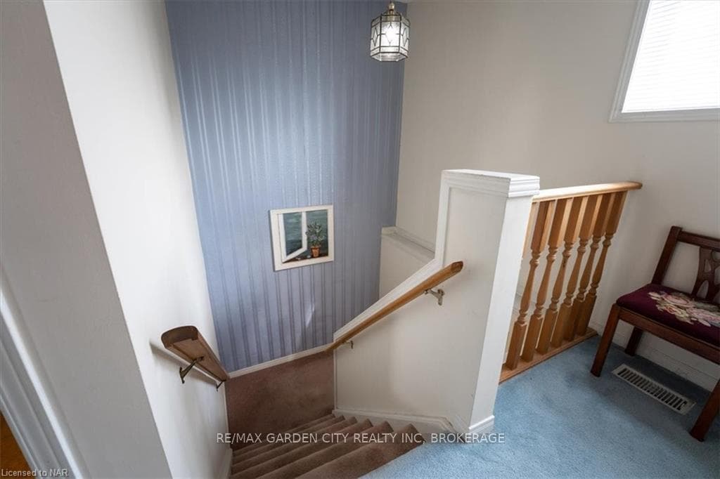 128 DEVINE Crescent photo 19