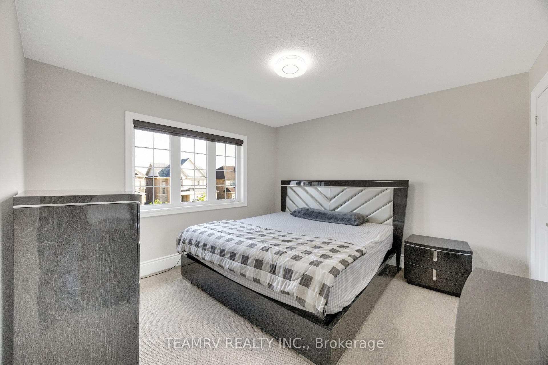 1161 Upper Thames Drive photo 35