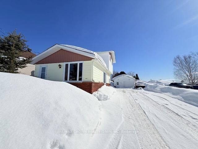 4 Brock Crescent photo 2